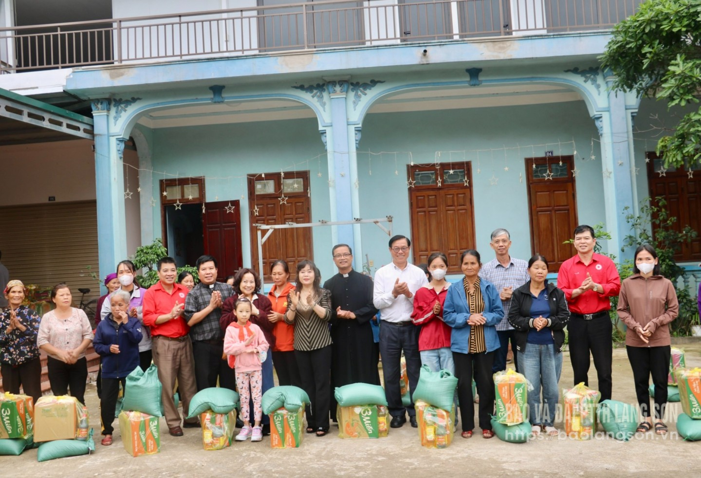 Đại diện Hội Chữ thập đỏ tỉnh, Giáo xứ Lộc Bình và các nhà hảo tâm trao quà cho các hộ có hoàn cảnh khó khăn trên địa bàn huyện Lộc Bình