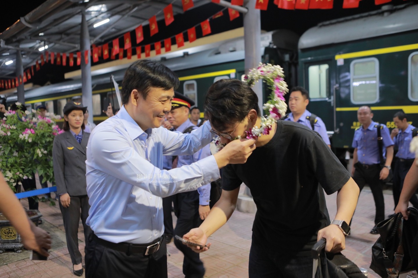 Lãnh đạo Tổng Công ty Đường sắt Việt Nam tặng hoa cho đoàn khách Trung Quốc trên chuyến tàu liên vận quốc tế đầu tiên sau khôi phục