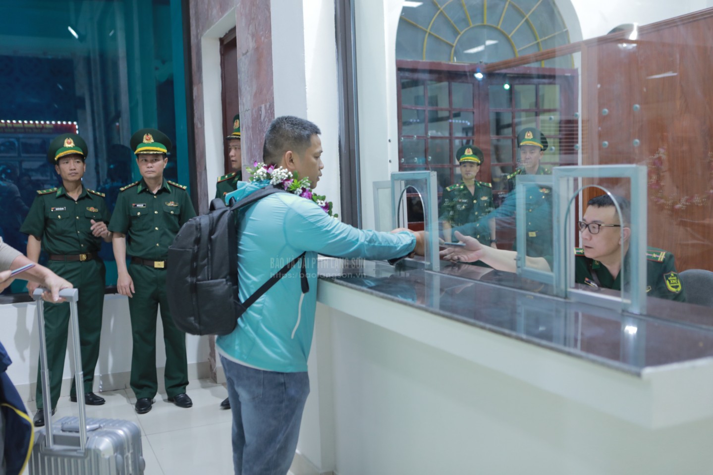 Hành khách Trung Quốc làm thủ tục nhập cảnh tại Ga đường sắt quốc tế Đồng Đăng