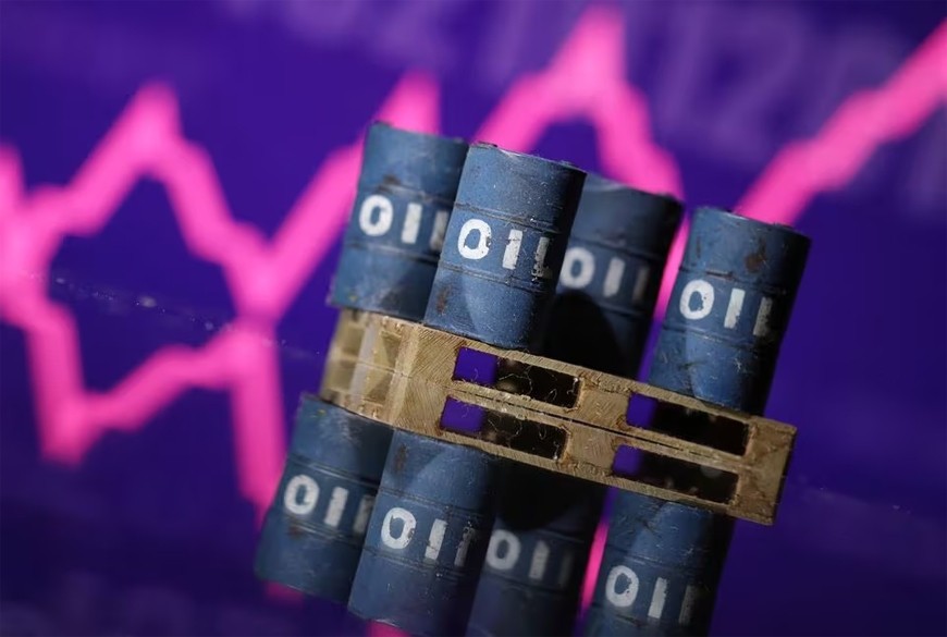 Cả dầu Brent và WTI cùng tăng khoảng 50 cent trong đầu phiên giao dịch ngày 26-5. Ảnh minh họa: Reuters