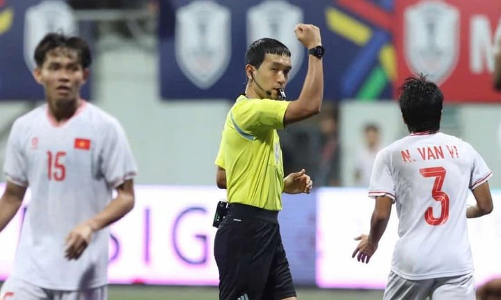 Trọng tài Kim Woo-sung gây tranh cãi trong trận đấu giữa đội tuyển Việt Nam và Singapore cuối năm 2024.