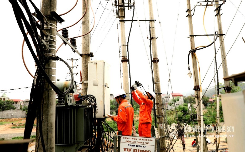 Cán bộ Công ty Điện lực Lạng Sơn sử dụng các thiết bị cảm biến để đo công suất phụ tải tại các TBA