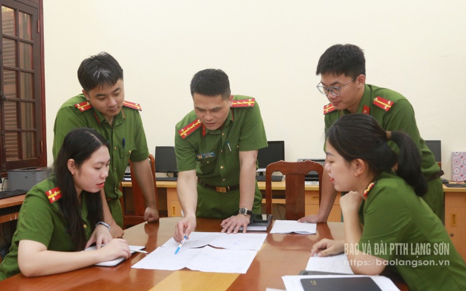 Các cán bộ Đội Điều tra, Văn phòng Cơ quan CSĐT, Công an tỉnh họp bàn giải quyết các vụ án được giao
