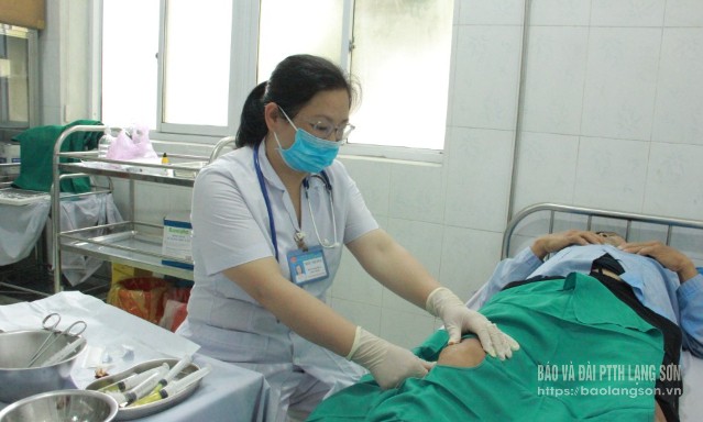 Bác sĩ Triệu Thị Hoa, Phó Trưởng Khoa Cấp cứu - Hồi sức tích cực - Chống độc, Trung tâm Y tế Bình Gia thực hiện thủ thuật chọc, tháo dịch khớp gối
