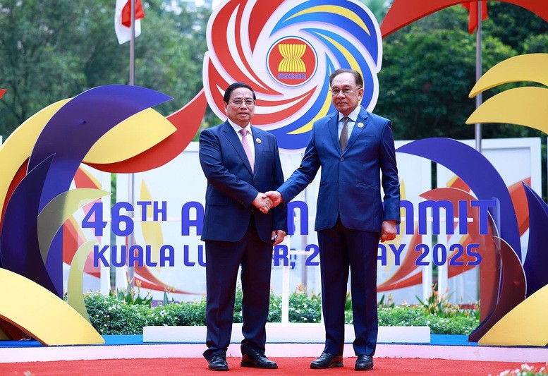 Thủ tướng Chính phủ Malaysia Anwar Ibrahim chào đón Thủ tướng Phạm Minh Chính tham dự Hội nghị Cấp cao ASEAN lần thứ 46 và các hội nghị cấp cao liên quan - Ảnh VGP/Nhật Bắc