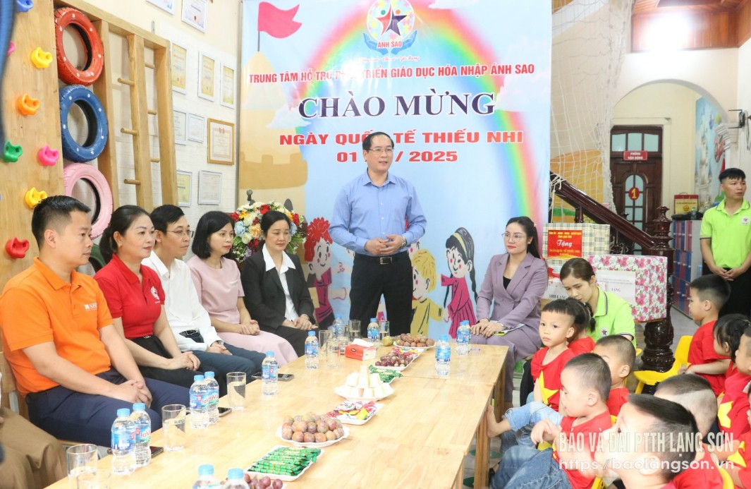 Đồng chí Dương Xuân Huyên, Ủy viên Ban Thường vụ Tỉnh ủy, Phó Chủ tịch Thường trực UBND tỉnh phát biểu tại chương trình