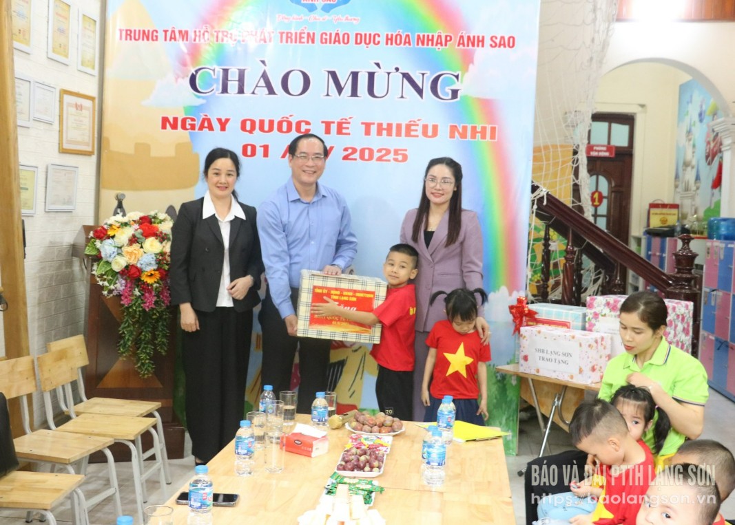 Đoàn công tác của tỉnh tặng quà cho thiếu nhi tại Trung tâm Hỗ trợ phát triển giáo dục hoà nhập Ánh Sao, thành phố Lạng Sơn