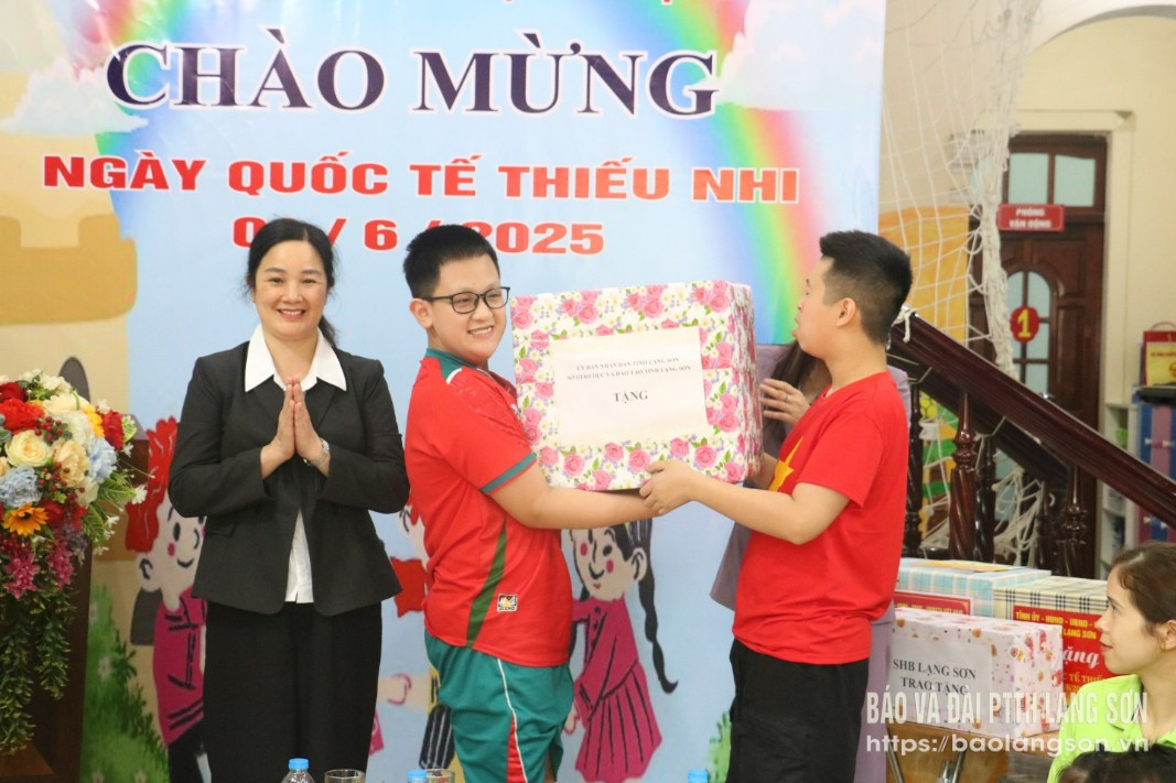 Lãnh đạo Sở Giáo dục và Đào tạo tặng quà cho thiếu nhi tại Trung tâm Hỗ trợ phát triển giáo dục hoà nhập Ánh Sao, thành phố Lạng Sơn
