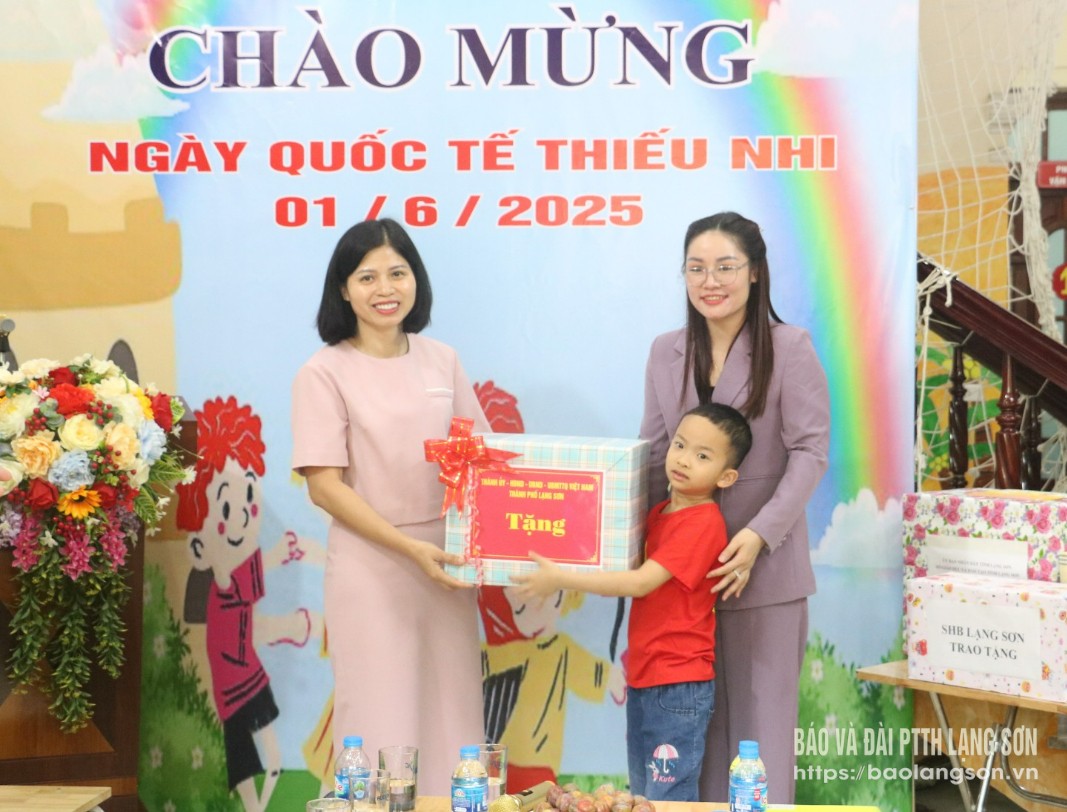 Lãnh đạo UBND thành phố Lạng Sơn tặng quà cho thiếu nhi tại Trung tâm Hỗ trợ phát triển giáo dục hoà nhập Ánh Sao, thành phố Lạng Sơn