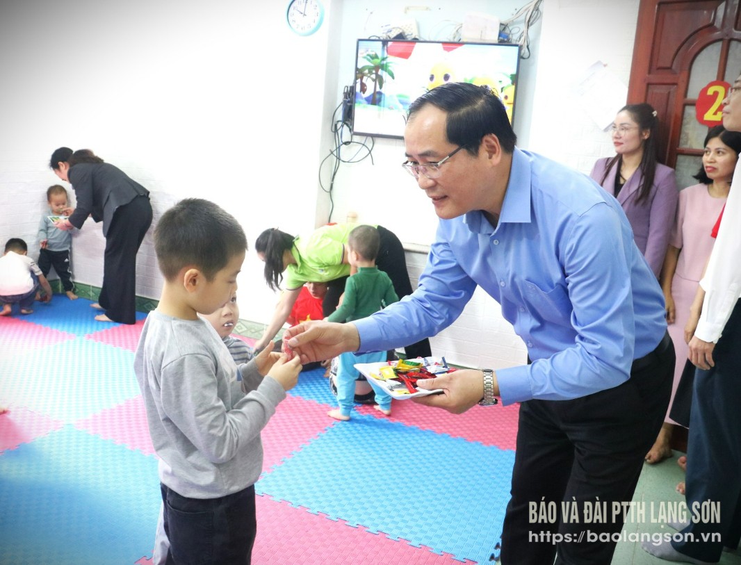 Đồng chí Dương Xuân Huyên, Ủy viên Ban Thường vụ Tỉnh ủy, Phó Chủ tịch Thường trực UBND tỉnh thăm, phát quà cho học sinh tại Trung tâm Hỗ trợ phát triển giáo dục hoà nhập Ánh Sao, thành phố Lạng Sơn