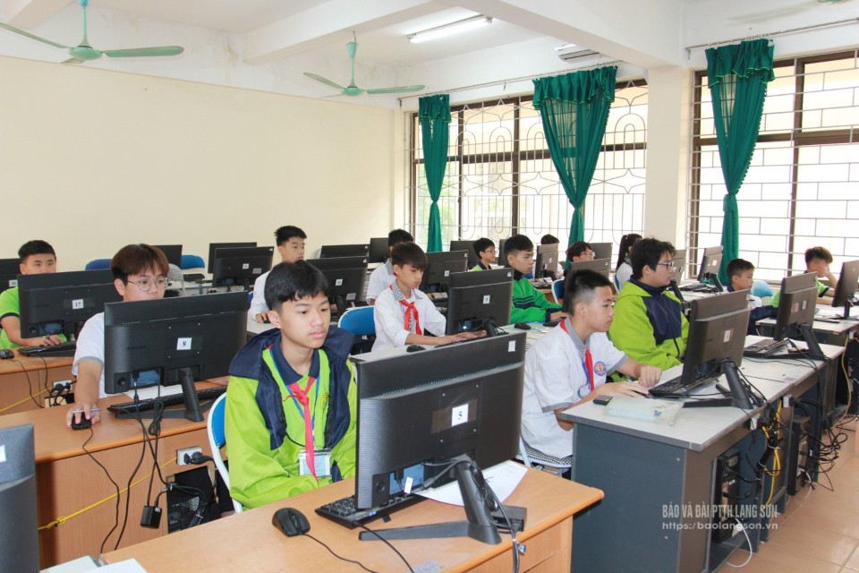 Cac em học sinh bước vào phần thi kỹ năng lập trình