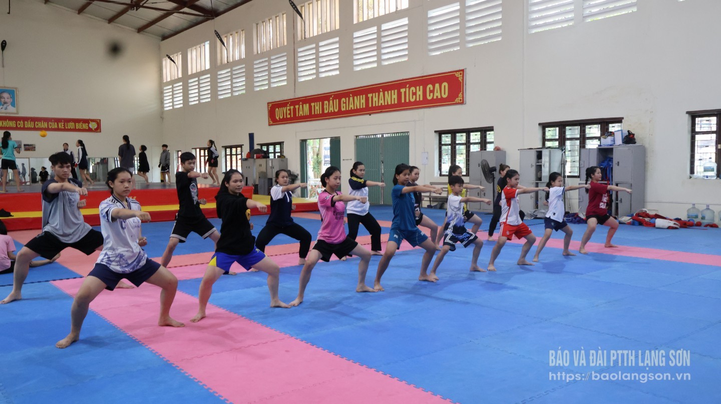 Thanh thiếu nhi Lạng Sơn tập luyện môn võ Karate tại Trung tâm Huấn luyện và Thi đấu Thể thao tỉnh