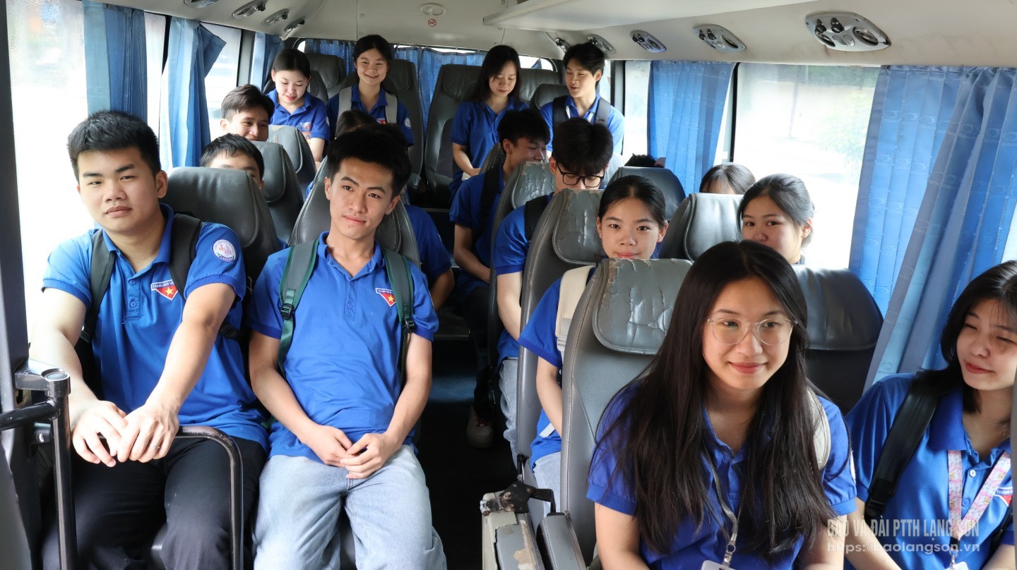 Học sinh Trường THPT Đình Lập trên chuyến xe đưa đón tuyến đường thị trấn Nông trường Thái Bình – xã Lâm Ca