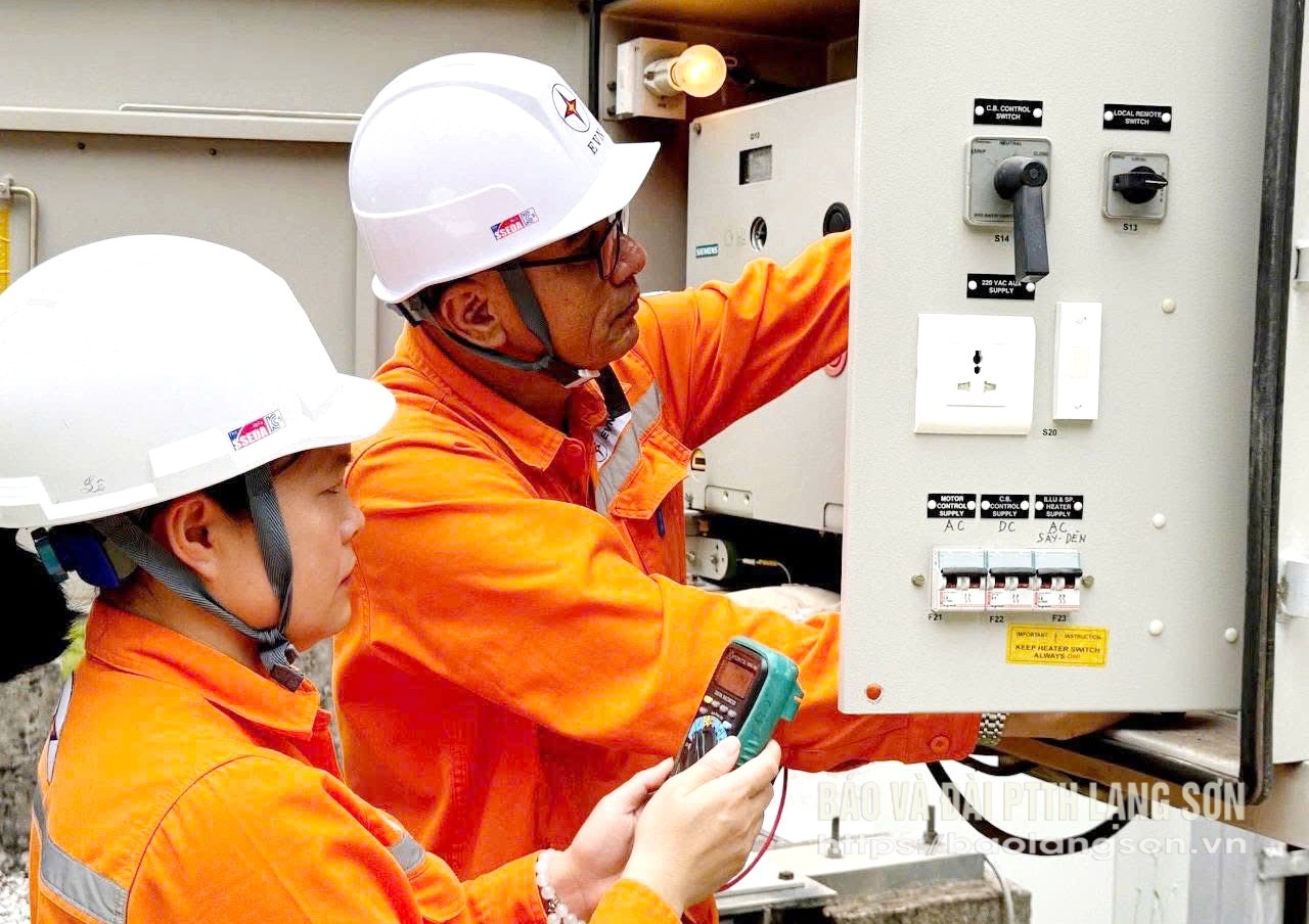 Cán bộ Điện lực thành phố kiểm tra công suất phụ tải Trạm biên áp phân phối tại khu vực tổ chức điểm thi tuyển sinh vào lớp 10 Trung học phổ thông (THPT) năm học 2025 – 2026