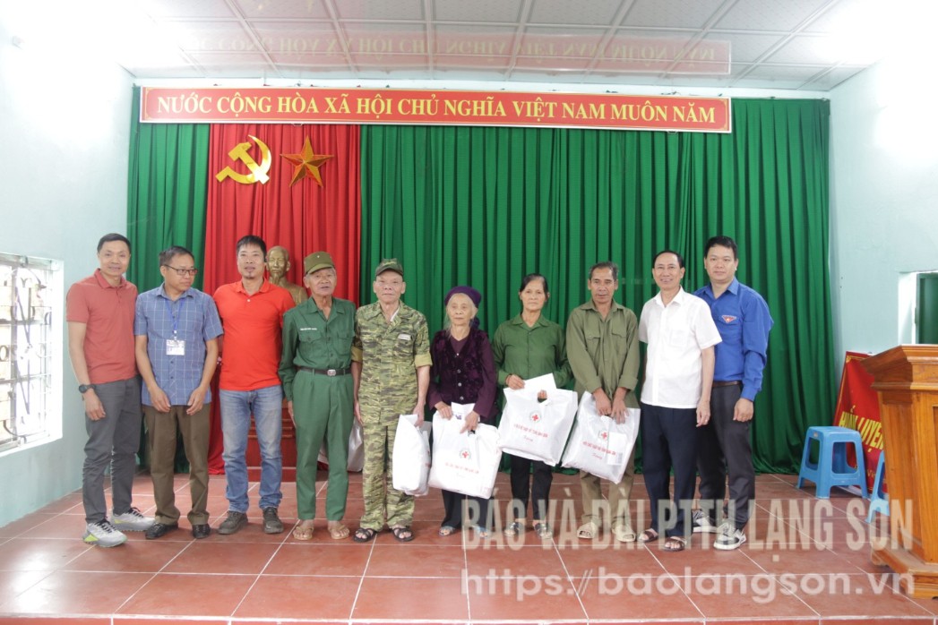 Đoàn công tác tặng quà cho 5 gia đình chính sách, hộ nghèo trên địa bàn xã Hùng Việt, huyện Tràng Định