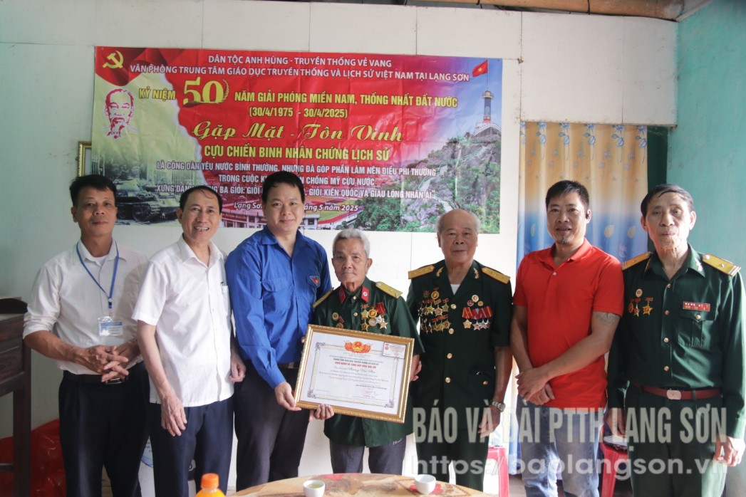 Đoàn công tác trao vinh danh và tặng huy hiệu Bác Hồ cho cựu chiến binh Phương Văn Phín, xã Hùng Việt, huyện Tràng Định