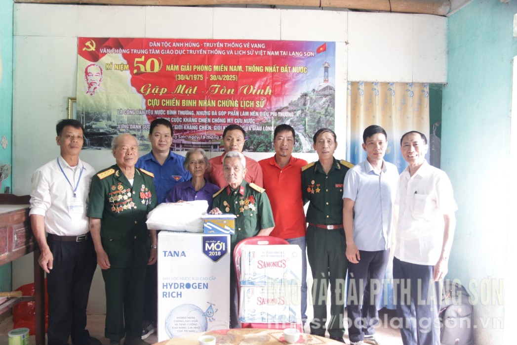 Đoàn công tác tặng quà cho gia đình cựu chiến binh Phương Văn Phín, xã Hùng Việt, huyện Tràng Định