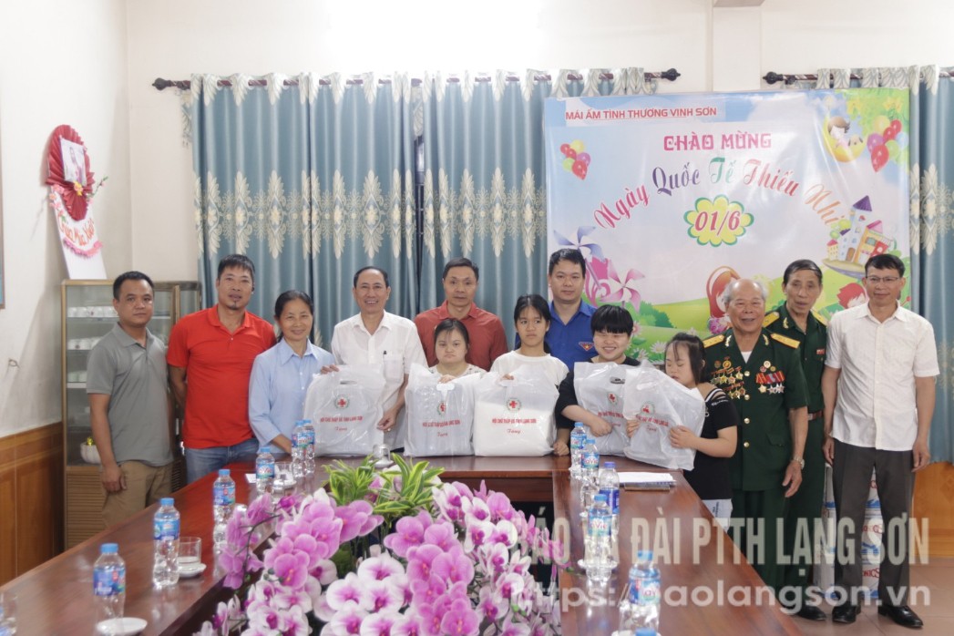 Đoàn công tác tặng quà cho Mái ấm tình thương Vinh Sơn, thị trấn Thất Khê, huyện Tràng Định