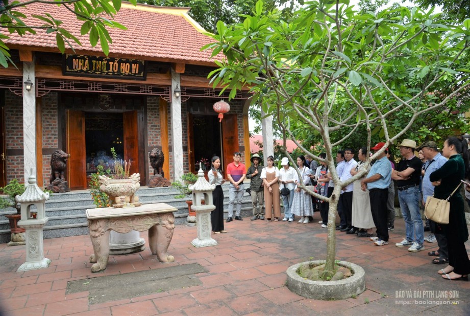 Đoàn khảo sát nghe giới thiệu về khu di tích di tích lưu niệm dòng họ Vi, thôn Bản Chu, xã Khuất Xá, huyện Lộc Bình