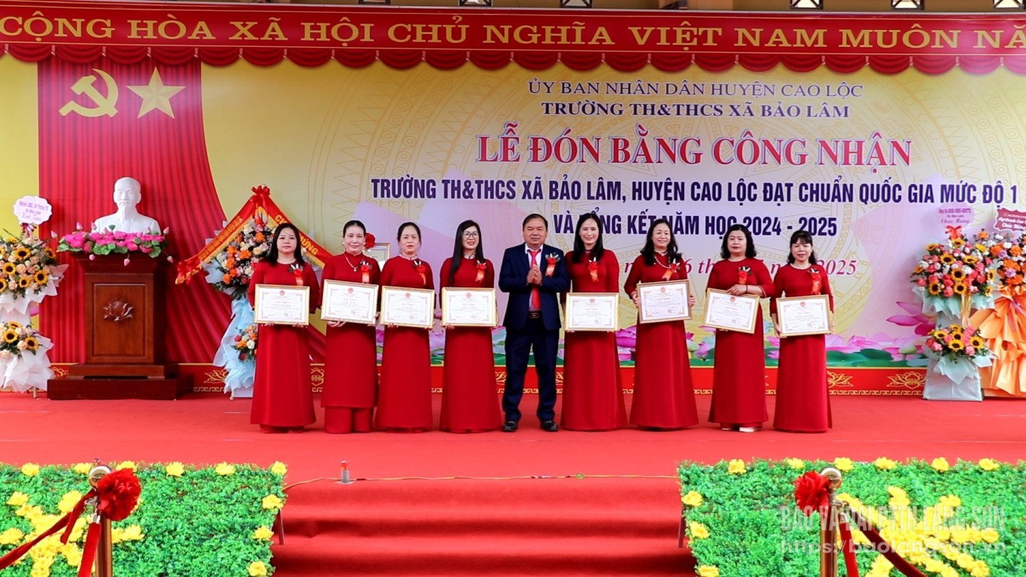 chu,tich,ubnd,xa,bao,lam,trao,giay,khen,21250926.jpg