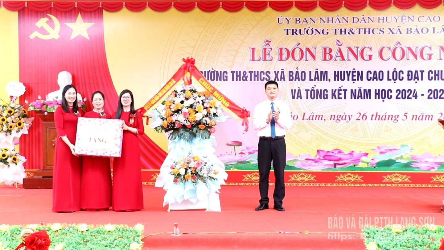 dong,chi,bi,thu,huyen,uy,tang,hoa,21251126.jpg