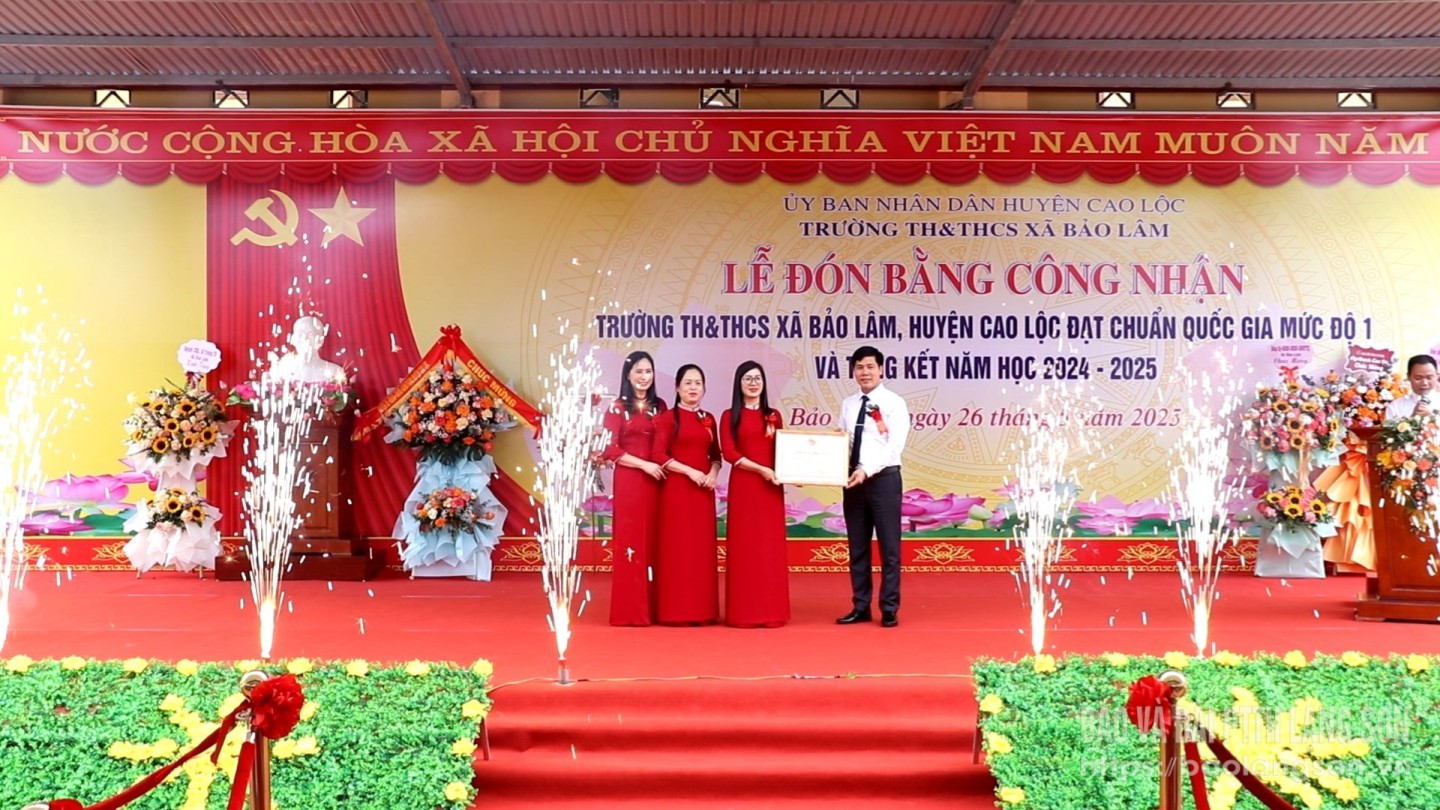 lanh,dao,ubnd,huyen,trao,bang,cong,nhan,21250226.jpg
