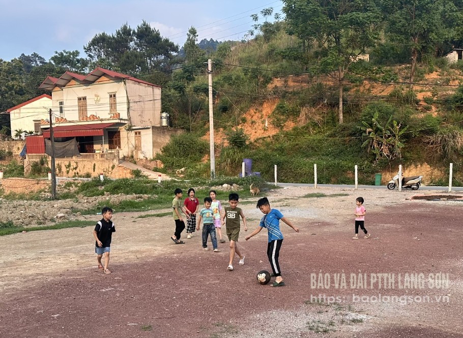 Thiếu nhi xã Hợp Thành, huyện Cao Lộc đá bóng trên bãi đất ven tuyến đường ĐH 24, nơi rất nhiều phương tiện qua lại