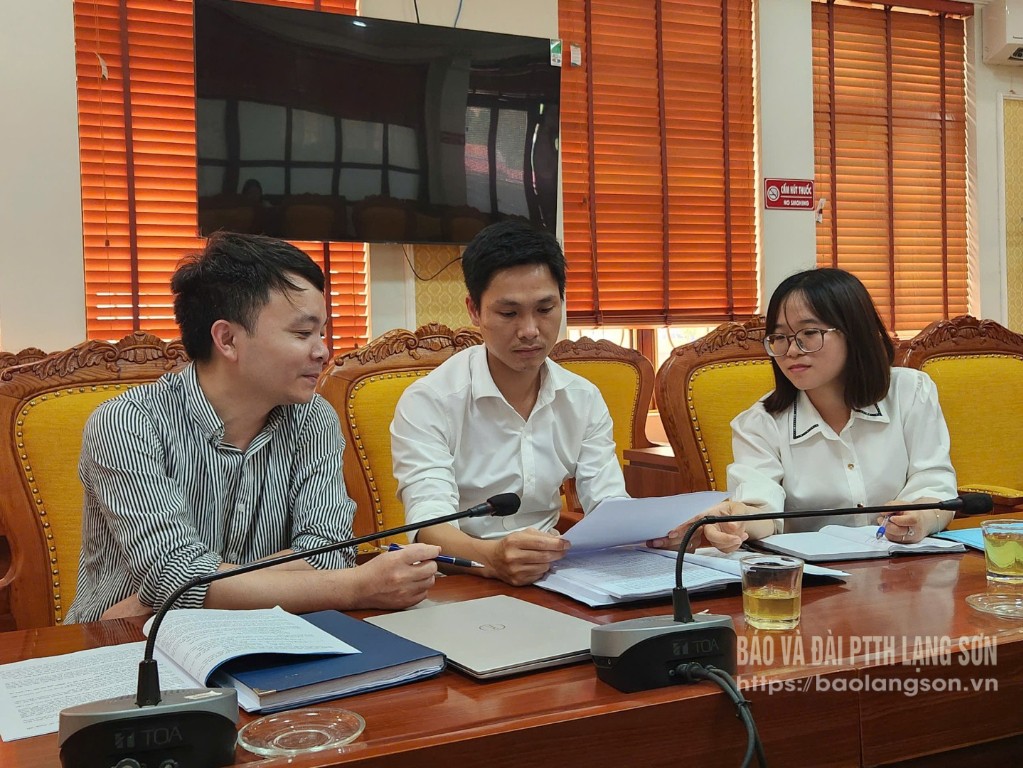 Đại diện Phòng NN&MT huyện Cao Lộc trao đổi với đơn vị tư vấn về kết quả kiểm kê đất đai cấp xã trên địa bàn huyện 