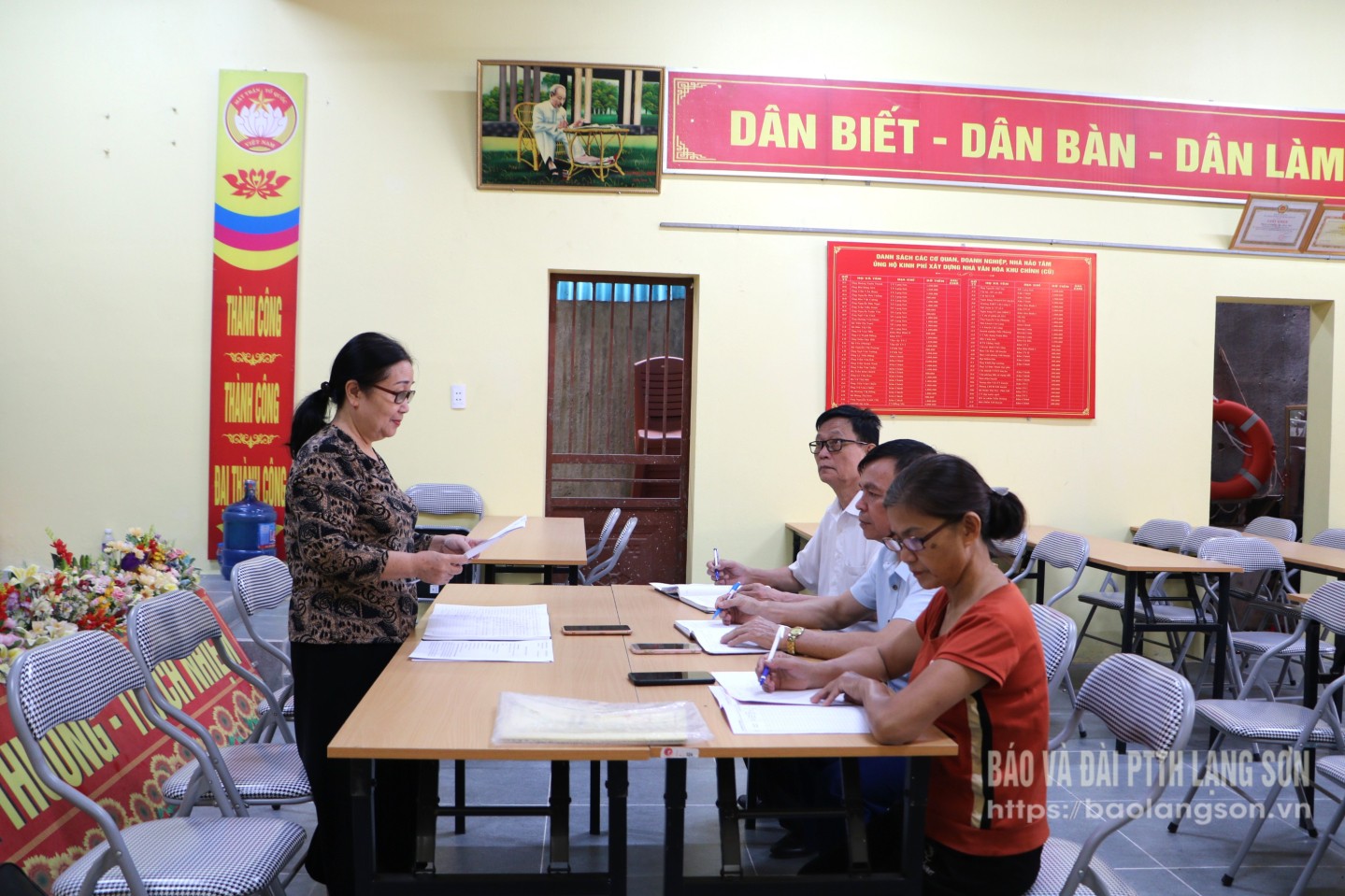 Bí thư Chi bộ kiêm trưởng khu Trung tâm, thị trấn Đồng Mỏ, huyện Chi Lăng quán triệt nội dung về bảo vệ nền tảng tư tưởng của Đảng đến đảng viên trong chi bộ