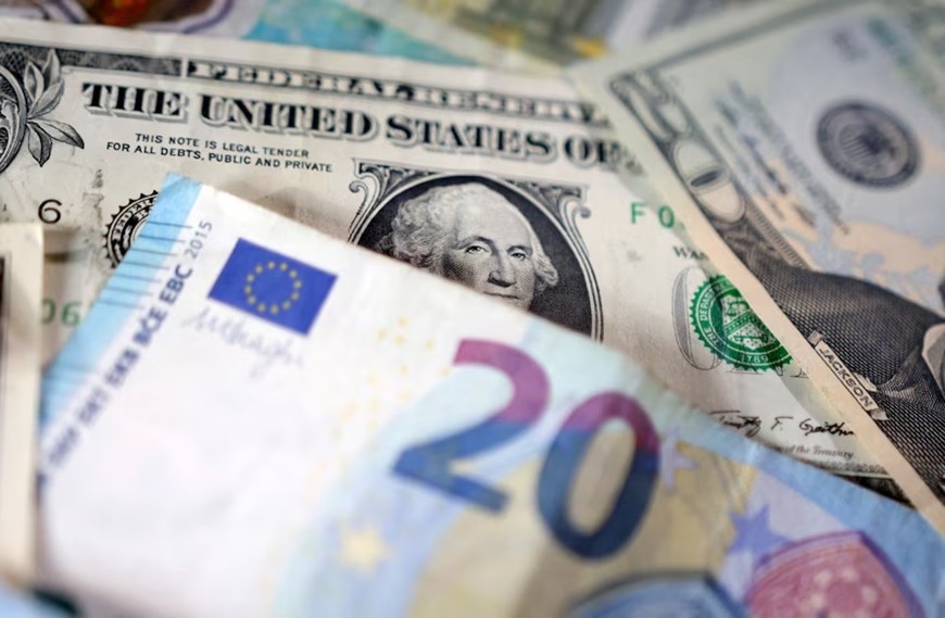 Tỷ giá USD hôm nay, 27-5: Đồng USD tiếp tục trượt khỏi mốc 99. Ảnh: Reuters