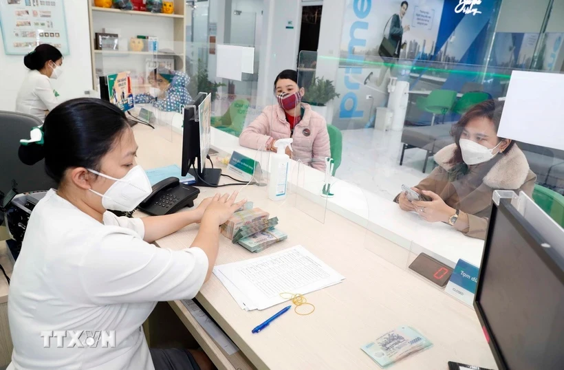 Khách hàng giao dịch tại VPBank. (Ảnh: Trần Việt/TTXVN)