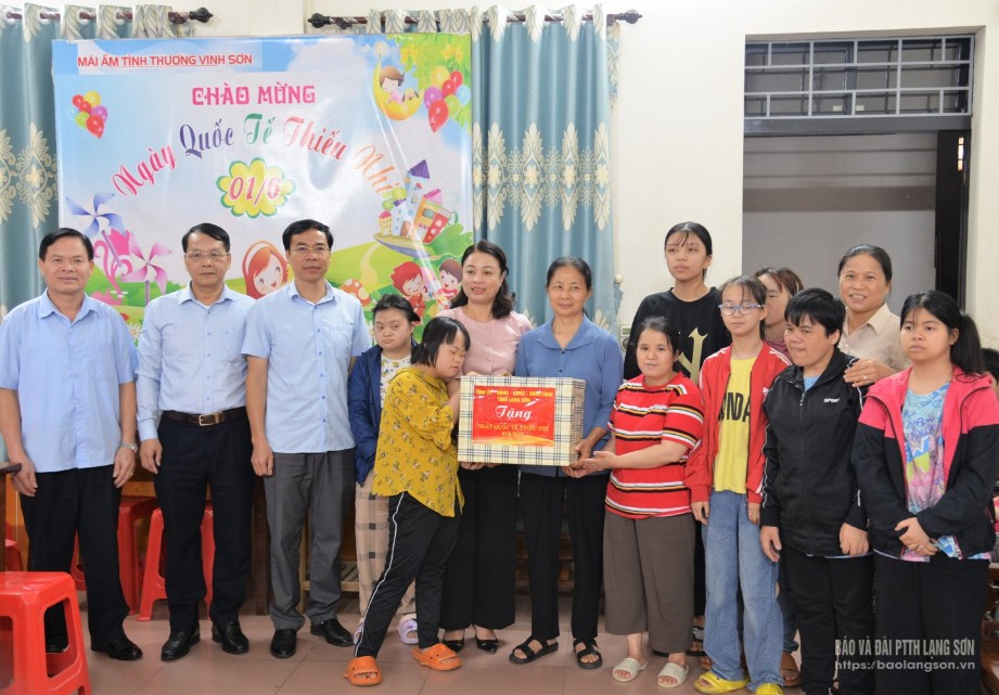 Đoàn công tác của tỉnh tặng quà các cháu khuyết tật tại cơ sở mái ấm tình thương Vinh Sơn