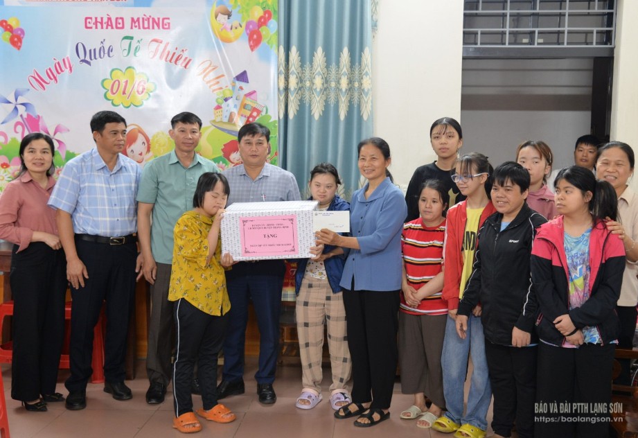 Lãnh đạo UBND huyện Tràng Định và đại diện một số đơn vị trên địa bàn tặng quà các cháu khuyết tật tại cơ sở mái ấm tình thương Vinh Sơn