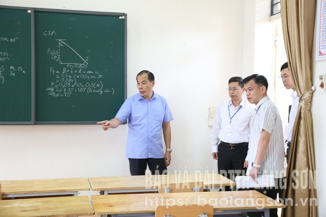 Đoàn công tác kiểm tra phòng thi tại điểm thi Trường THPT chuyên Chu Văn An