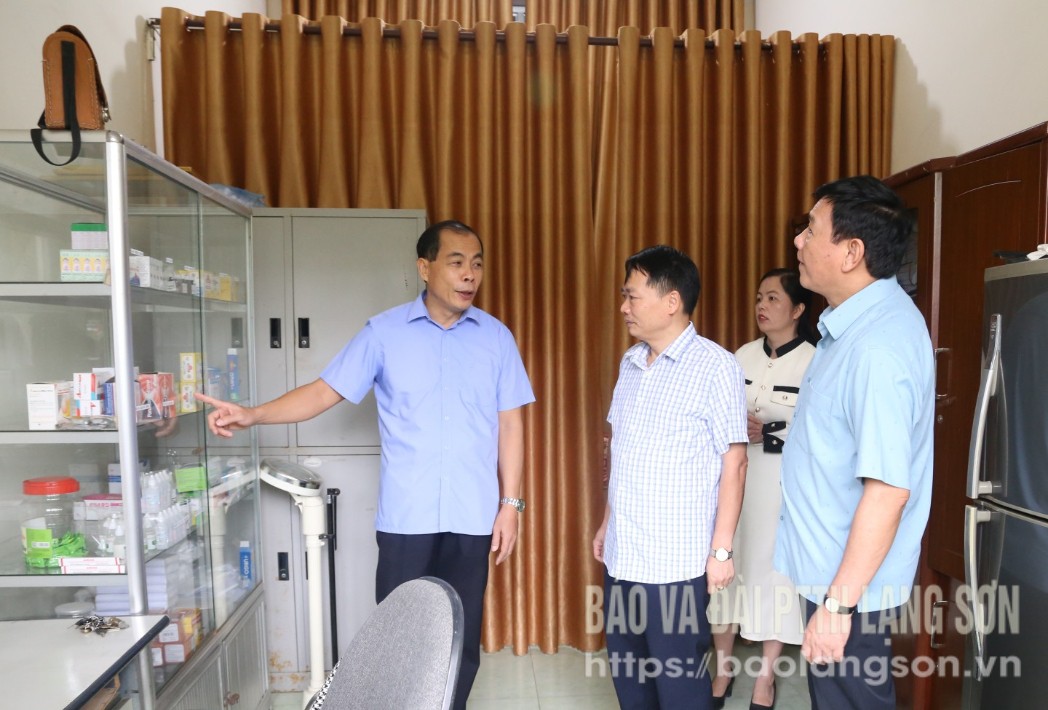 Các thành viên đoàn kiểm tra phòng y tế và vật tư y tế phục vụ kỳ thi tại điểm thi Trường THPT Cao Lộc