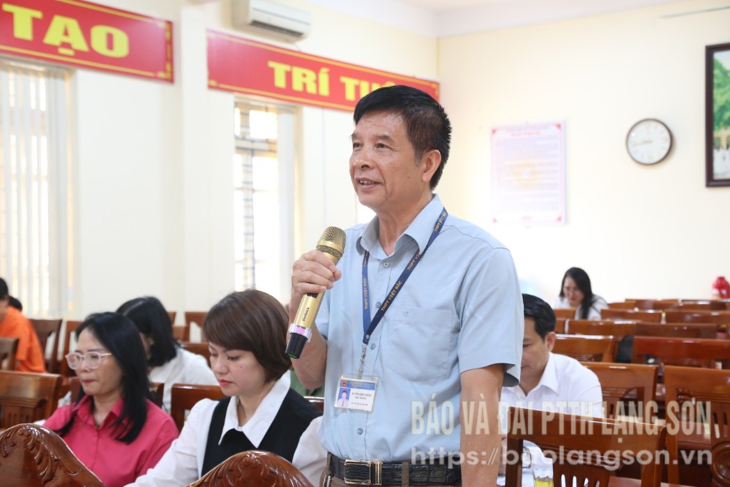 Lãnh đạo Trường THPT Việt Bắc báo cáo công tác chuẩn bị kỳ thi