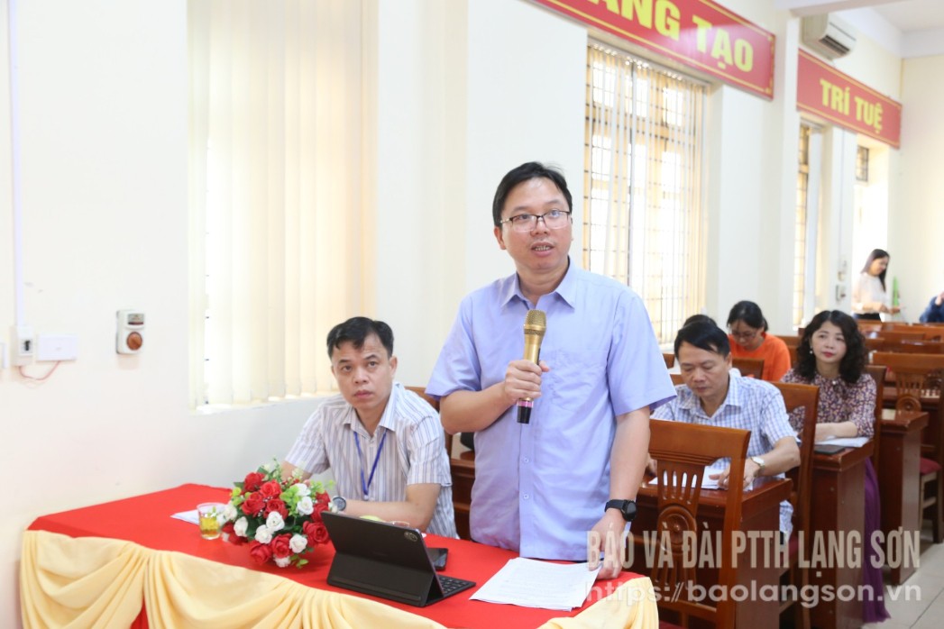 Đại diện phòng chuyên môn sở giáo dục báo cáo công tác chuẩn bị các điều kiện cho kỳ thi