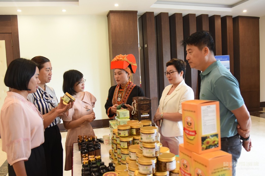 Các đại biểu tham quan khu vực trưng bày, giới thiệu đặc sản huyện Lộc Bình