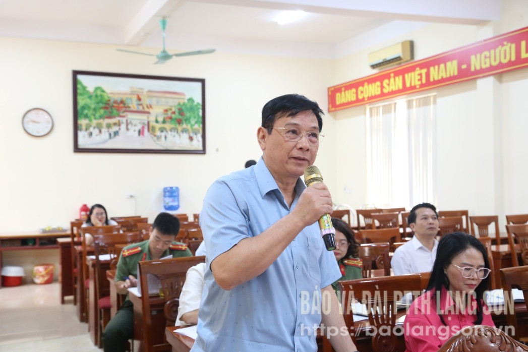 Thành viên đoàn kiểm tra (Sở Y tế) phát biểu trao đổi những lưu ý về công tác chuẩn bị cho kỳ thi
