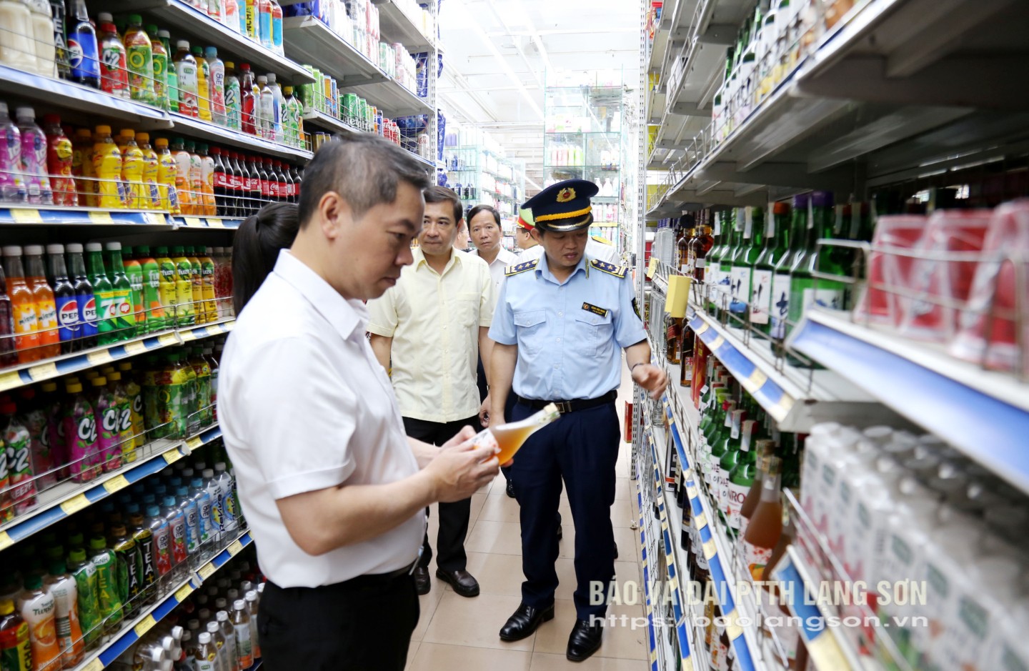 Đồng chí Đoàn Thanh Sơn, Phó Chủ tịch UBND tỉnh, Trưởng Ban Chỉ đạo 389 tỉnh, Trưởng Đoàn công tác số 1 của Tổ công tác 1124 và các thành viên Đoàn công tác kiểm tra thực tế hoạt động kinh doanh hàng hóa tại Siêu thị Thành Đô (thành phố Lạng Sơn)