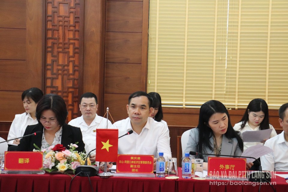 Lãnh đạo Ban Quản lý Khu Kinh tế cửa khẩu Đồng Đăng - Lạng Sơn phát biểu tại buổi hội đàm