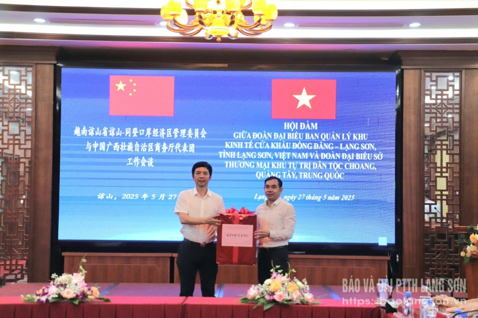 Lãnh đạo Ban Quản lý Khu Kinh tế cửa khẩu Đồng Đăng - Lạng Sơn tặng quà lưu niệm Đoàn đại biểu Sở Thương mại Khu tự trị dân tộc Choang Quảng Tây, Trung Quốc
