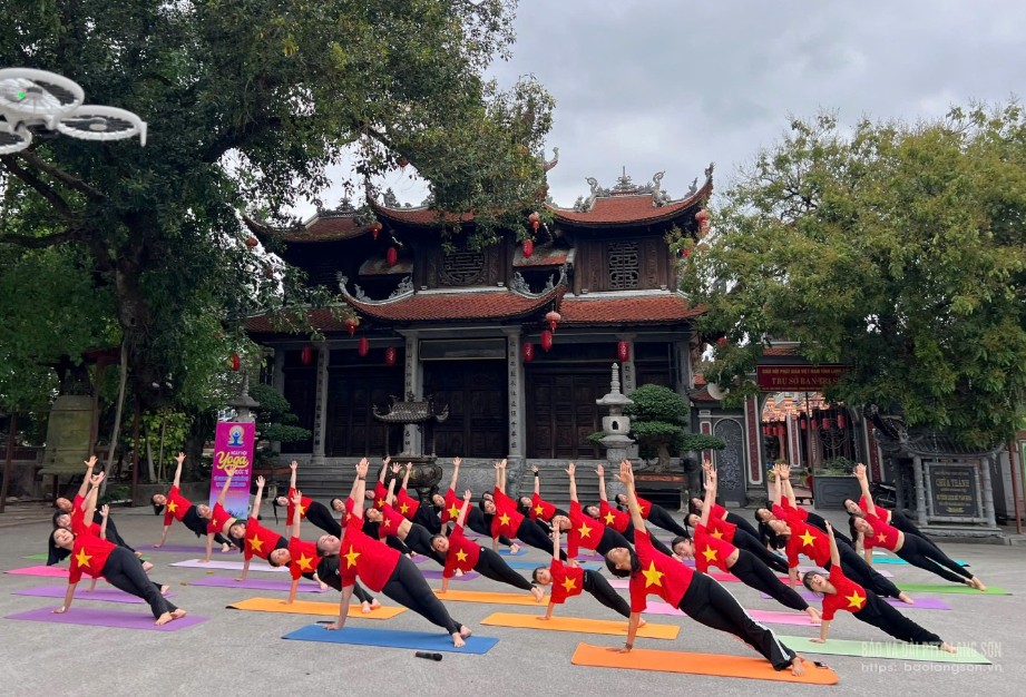 Thành viên Câu lạc bộ Quỳnh Anh Yoga, thành phố Lạng Sơn tổ chức tập luyện và trình diễn tại chùa Thành, phường Chi Lăng, hoạt động thuộc khuôn khổ Ngày hội Yoga quốc tế và giao lưu văn hóa Ấn Độ năm 2025