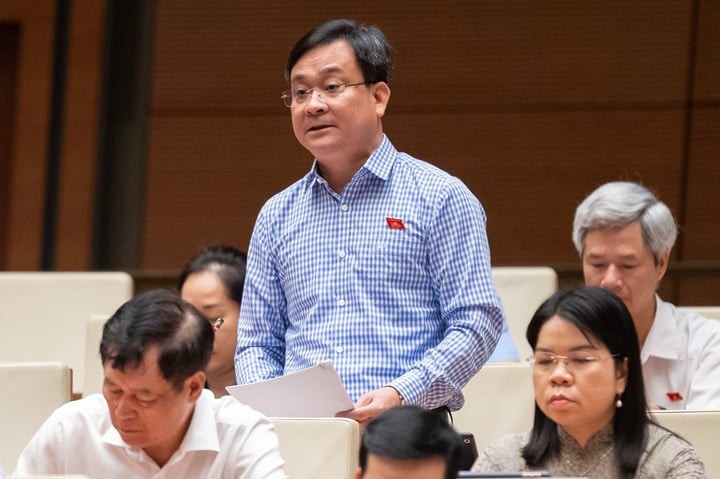 Đại biểu Vũ Huy Khánh phát biểu tại hội trường.