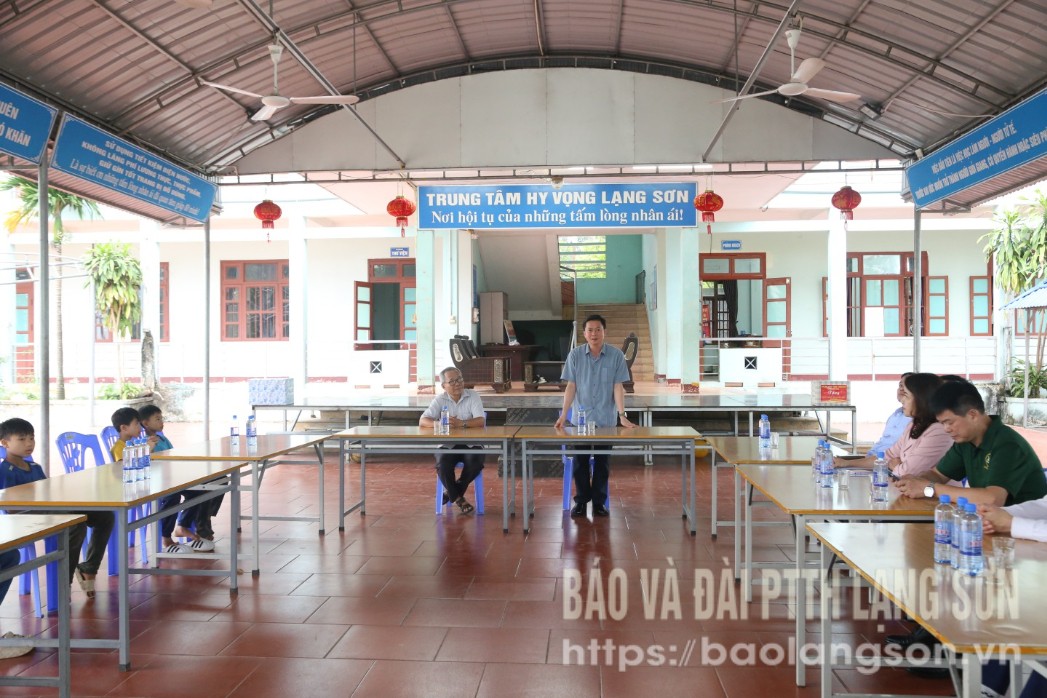 Đồng chí Phó Chủ tịch Thường trực HĐND tỉnh phát biểu tại buổi tặng quà