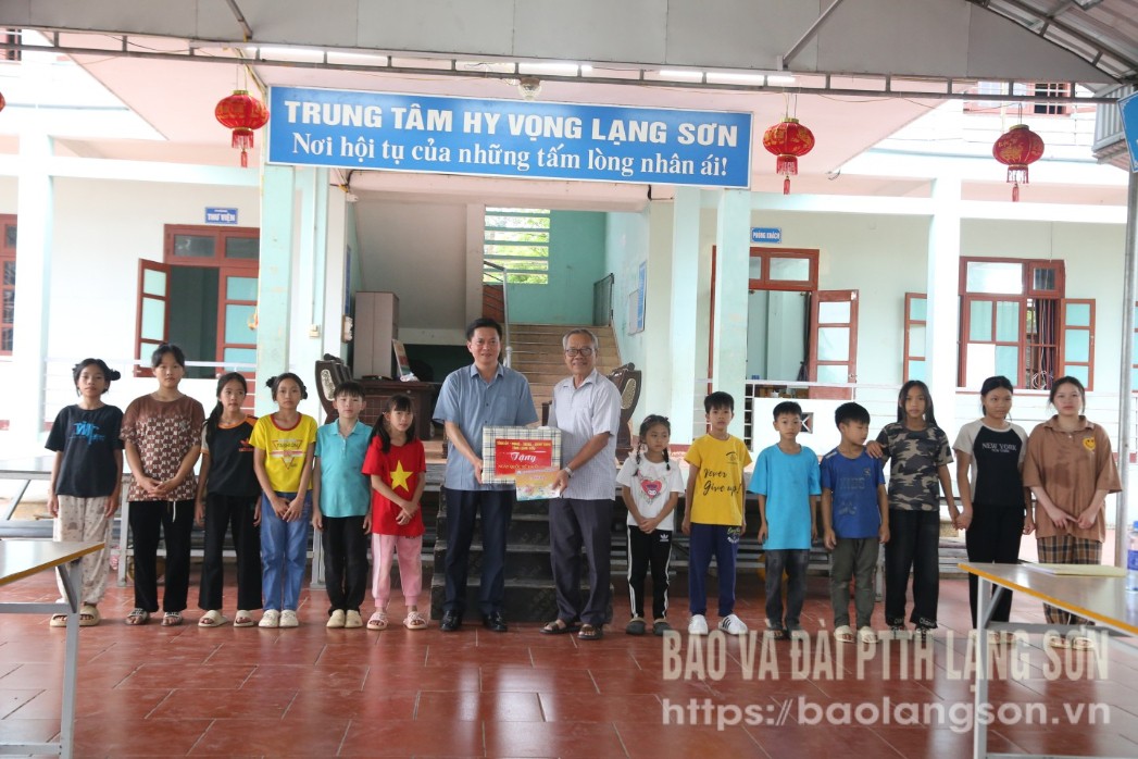 Đồng chí Phó Chủ tịch Thường trực HĐND tỉnh tặng quà đại diện Trung tâm nhân dịp Tết thiếu nhi 1/6