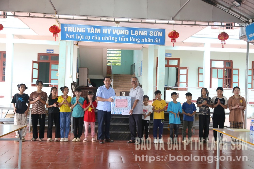 Lãnh đạo UBND huyện Hữu Lũng tặng quà Trung tâm nhân dịp Tết thiếu nhi 1/6