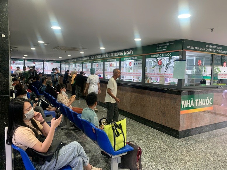 Bộ Y tế tiếp tục khuyến cáo người dân đeo khẩu trang nơi công cộng, trên phương tiện giao thông công cộng, tại cơ sở y tế - Ảnh: VGP/HM