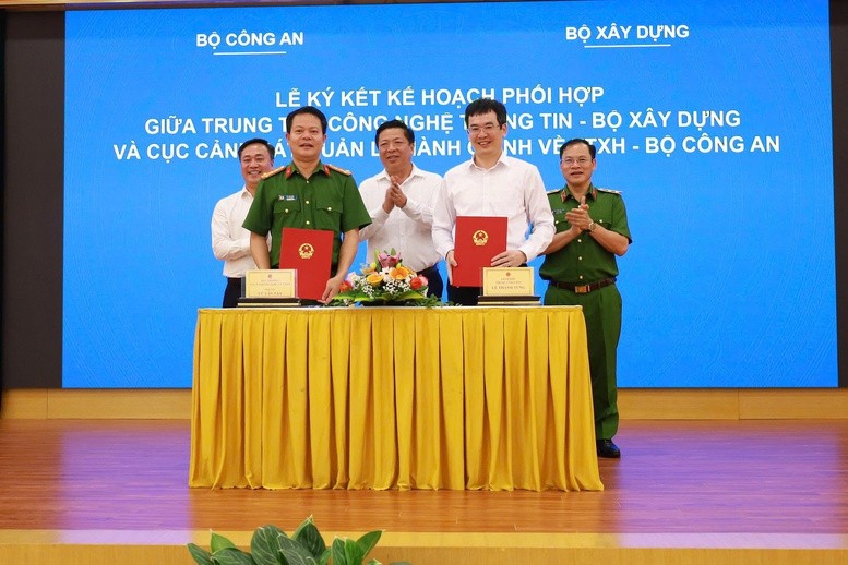 Đại tá Vũ Văn Tấn, Cục trưởng Cục Cảnh sát quản lý hành chính về trật tự xã hội (C06), Bộ Công an và ông Lê Thanh Tùng, Giám đốc Trung tâm Công nghệ thông tin Bộ Xây dựng ký Kế hoạch phối hợp giữa 2 đơn vị - Ảnh: VGP/PT