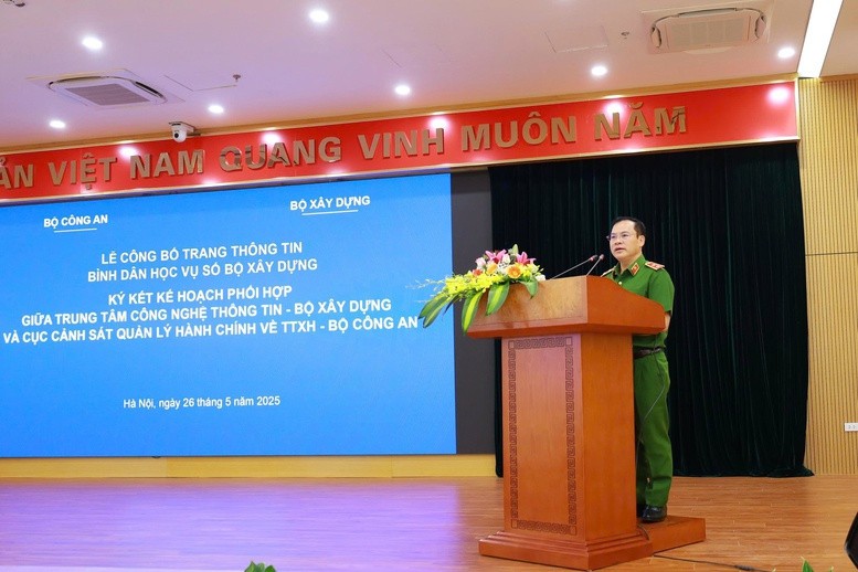 Trung tướng Nguyễn Văn Long, Thứ trưởng Bộ Công an đánh giá việc triển khai trang thông tin Bình dân học vụ số Bộ Xây dựng và các đơn vị giữa hai Bộ phối hợp trong công các chuyển đổi số đã đáp ứng được ngay các yêu cầu nhiệm vụ để phục vụ người dân, doanh nghiệp khi triển khai Đề án 06 và triển khai Nghị quyết 57 về khoa học công nghệ của Bộ Chính trị